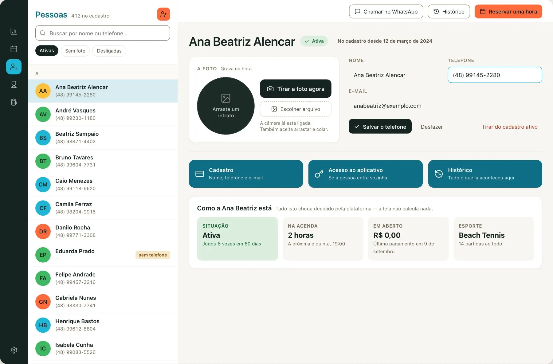 Pessoas no Nareia: a lista de clientes e, aberta, a ficha de uma cliente com cadastro, situação, próxima reserva, valores em aberto e esporte.